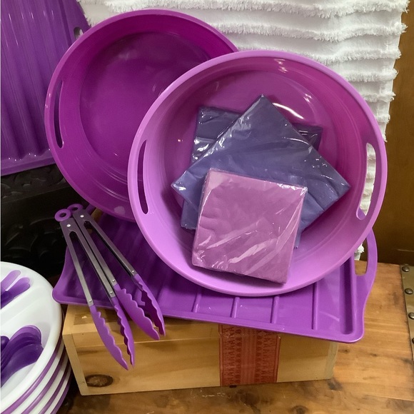 Collection of Party Dinnerware Plates/Serving Bowls & Trays - Picture 3 of 7